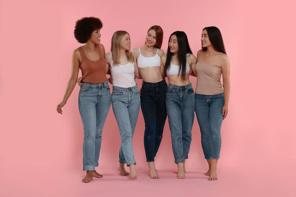 Group of beautiful young women on pink background - Foto, Bild