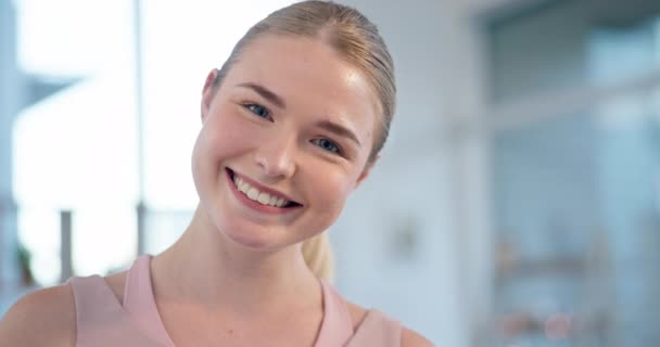 顔,笑顔,そして輝く肌,幸福,フィットネスの若い女性の肖像画. オーストラリアからの健康と健康への完璧な歯と自信を持つ幸せで自然な人のヘッドショット. - 映像、動画