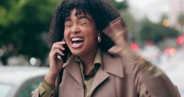 Telefonat, ja und gute Nachrichten mit einer Frau in der Stadt, die auf ihrem Weg Klatsch und Tratsch hört. Mobil, wow und Gespräch mit einem glücklichen jungen Menschen im Gespräch in einer Großstadt. - Filmmaterial, Video