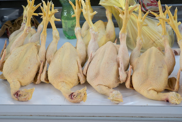 Που παρουσιάζονται μαδημένες κοτόπουλου στην αγορά στο Τμπιλίσι, γεωργία. - Φωτογραφία, εικόνα