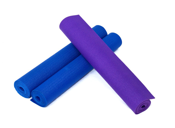 Tres colchonetas de yoga enrolladas en blanco
 - Foto, Imagen