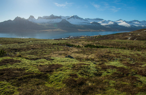 La hermosa vista panorámica de las montañas se extiende en Stodvarfjordur ciudad de fiordo oriental de Islandia. - Foto, Imagen