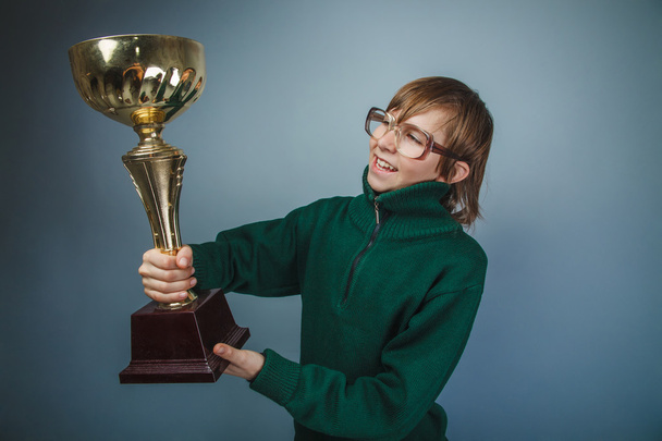 Rapaz de aparência europeia de dez anos de óculos segurando um copo
 - Foto, Imagem
