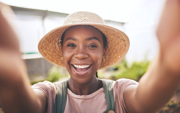 Gazdálkodás, mosoly és szelfi fekete nő üvegházhatású, fenntartható kisvállalkozások és a mezőgazdaság. A boldog mezőgazdasági termelő portréja a zöldségfarmon, a nyári agrár-karrier növekedés és az afrikai növények - Fotó, kép