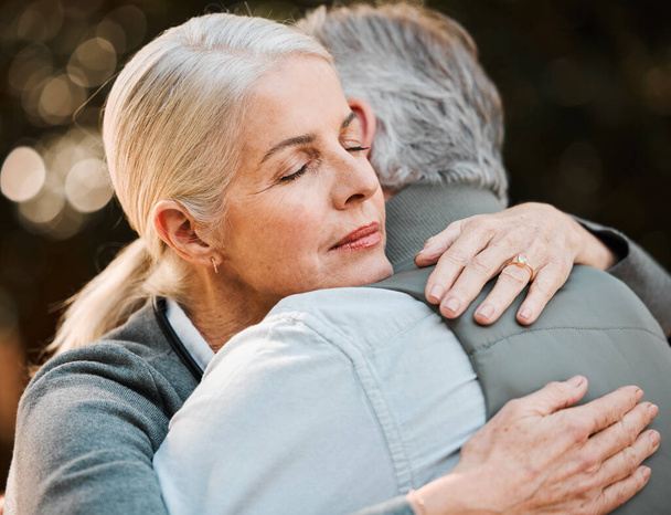 Γριά γυναίκα, πρόσωπο και ηλικιωμένο ζευγάρι αγκαλιά, ημερομηνία και αγκαλιάσει με συμπάθεια, φροντίδα και ηλικιωμένους εμπιστοσύνη γάμο, την αγάπη και την υποστήριξη. Πάρκο, συναισθηματική σύνδεση και υπαίθρια άνθρωπος, συνταξιούχος σύζυγος ή οι άνθρωποι αγκαλιάζει. - Φωτογραφία, εικόνα