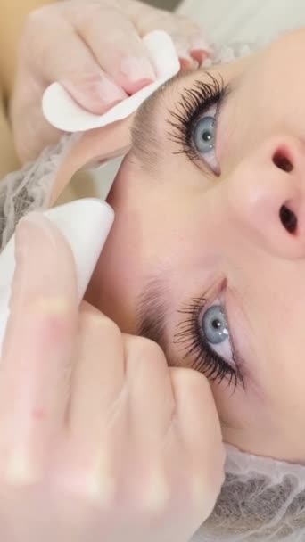 Primer plano de la cara hermosa de las mujeres durante el procedimiento de la piel de la cáscara ultrasónica en el salón del balneario.Peeling facial del ultrasonido. Vídeo vertical - Imágenes, Vídeo