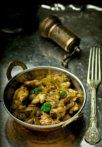 filé de frango frito na tigela de cobre indiano
  - Foto, Imagem