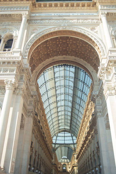 Wnętrze Galleria Vittorio Emanuele II na historycznym centrum Mediolanu - Zdjęcie, obraz