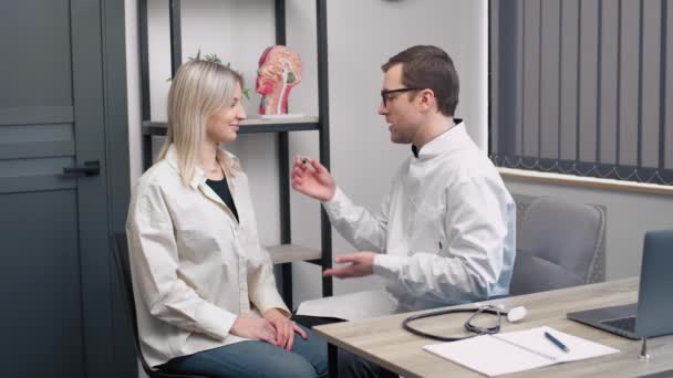 医師の補聴器を装着した女性患者の正面図 - 映像、動画
