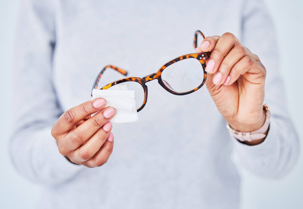Manos, lentes y anteojos de limpieza, higiene y visión con cuidado y salud ocular, limpieza y polvo con marco de patrón. Optometría, visual y persona con gafas, mantenimiento y bienestar con mejora. - Foto, Imagen