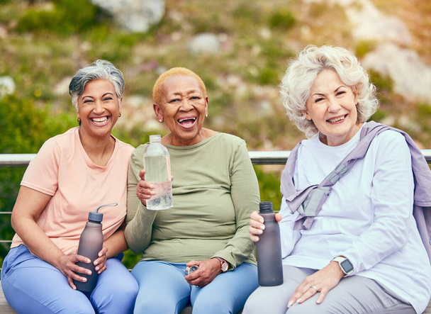 Старші жінки, фітнес або портрет друзів на відкритому повітрі разом для здоров'я або фізичних вправ на пенсії. Підтримка, різноманітність або щасливі літні люди п'ють воду, щоб розслабитися на перерві в тренуванні. - Фото, зображення