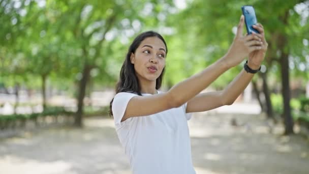 Afričanky americká žena se usmívá sebevědomě dělat selfie u smartphonu v parku - Záběry, video