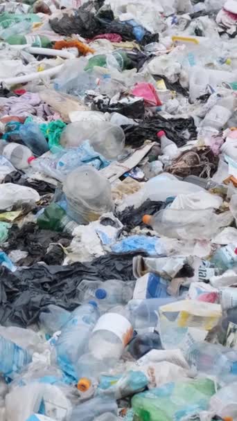 Βουνά σκουπιδιών, οικολογική καταστροφή για τη φύση, έννοια περιβαλλοντικής ρύπανσης και περιβαλλοντικής καταστροφής. Μολυσμένες παραλίες του ωκεανού με πλαστικά απόβλητα, πλατφόρμα σκουπιδιών. Κάθετη βίντεο - Πλάνα, βίντεο