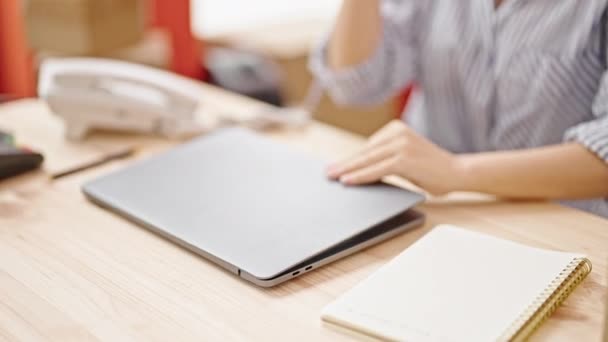 Молодая рыжая женщина электронной коммерции бизнес-работник закрывая ноутбук устал в офисе - Кадры, видео