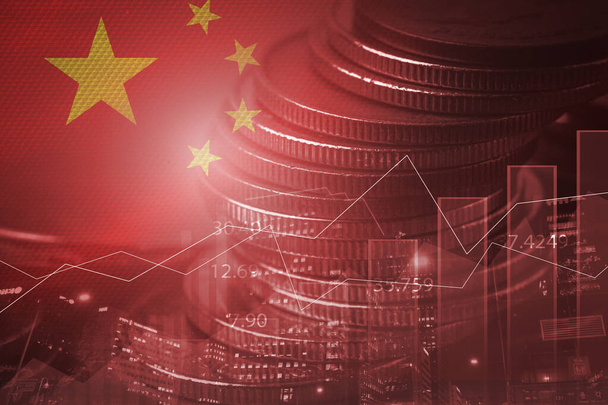 Διπλή έκθεση της κινεζικής σημαίας σε νομίσματα στοίβαγμα και γράφημα του χρηματιστηρίου. Είναι σύμβολο της Κίνας ανάπτυξη υψηλής οικονομίας, τον πληθωρισμό και την ύφεση έννοια. - Φωτογραφία, εικόνα