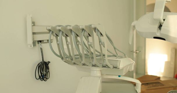 Fogászati berendezések beszerelése folyamatban. Hiányos fogorvosi szék és felszerelés a beszerelés folyamatában. - Fotó, kép