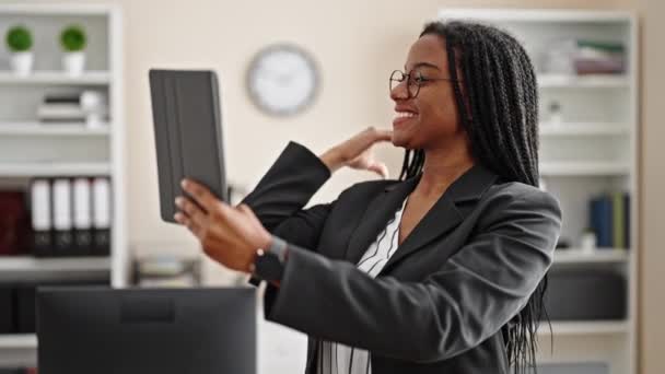 Africano americano mulher empresária fazer selfie por touchpad sorrindo no escritório - Filmagem, Vídeo