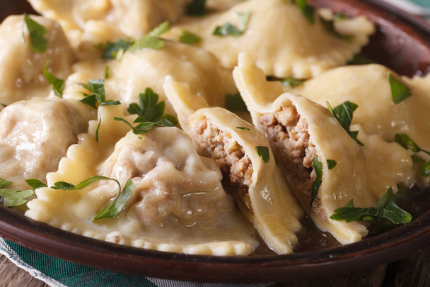 Italské ravioli s detailním maso na talíř hnědý. horizontální - Fotografie, Obrázek