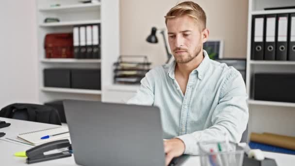 młody biały mężczyzna biznes pracownik wykończenie do pracy za pomocą smartfona w biurze - Materiał filmowy, wideo