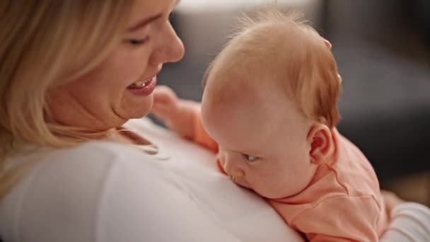 Mutter und Tochter umarmen sich zu Hause beim Küssen - Filmmaterial, Video