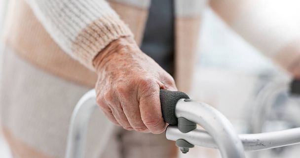 Ręce, chodzik i osoba starsza niepełnosprawna w rehabilitacji lub rehabilitacji w klinice mobilności i stabilności. Opieka zdrowotna, opieka medyczna i fizjoterapia ze starszym pacjentem w domu opieki. - Zdjęcie, obraz