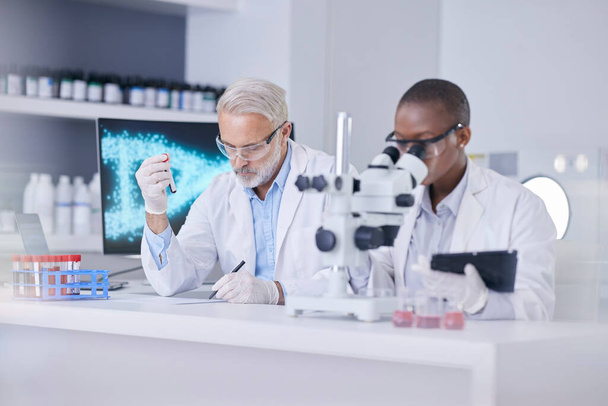 Černá žena, muž a mikroskop v laboratoři se vzorkem krve, tabletou a zkumavkou pro lékařské studium. Vědecký tým v laboratoři pro digitální reportáž, výzkum a inovace v technologii DNA ve vědě. - Fotografie, Obrázek