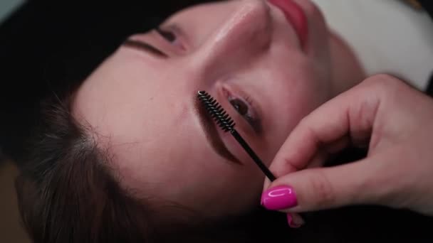 Schöne Mädchen mit Ganzkörper-Permanent Augenbrauen Make-up. - Filmmaterial, Video