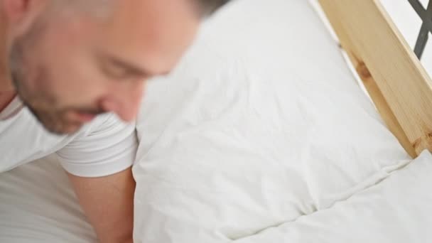 Hombre de pelo gris acostado en la cama durmiendo en el dormitorio - Imágenes, Vídeo