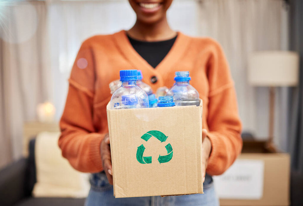 Plastik, Recycling und Frau mit Flasche in Box im Wohnzimmer für umweltfreundliche, wiederverwendbare und Reinigung. Nachhaltigkeit, Umweltschutz und glücklicher Mensch mit Behälter zur Verringerung von Abfall, Abfall und Müll. - Foto, Bild
