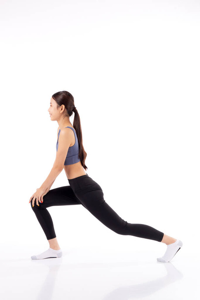 Ritratto bella giovane donna asiatica stretching gamba per esercizio yoga e relax isolato su sfondo bianco, femminile facendo cardio e allenamento di allenamento per muscoli forte, sport e warm up concept. - Foto, immagini