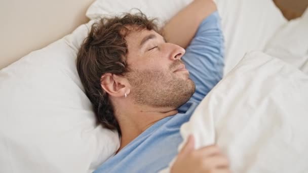 Νεαρός Ισπανός ξαπλωμένος στο κρεβάτι κοιμάται στην κρεβατοκάμαρα. - Πλάνα, βίντεο