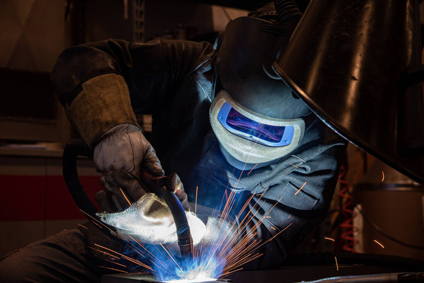 soldador é soldar parte de metal na fábrica do carro, soldagem, trabalho de soldagem, soldador. - Foto, Imagem