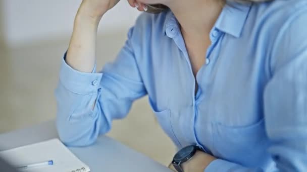 Joven mujer rubia trabajadora de negocios durmiendo en la oficina - Imágenes, Vídeo