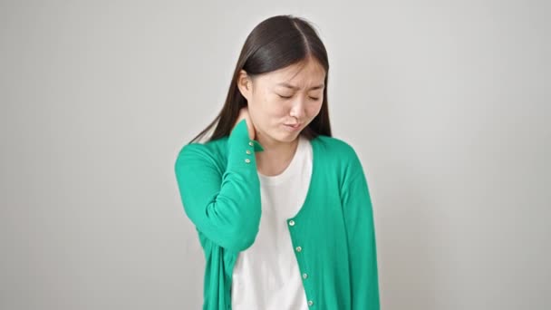 Mladý číňan žena utrpení pro cervikální bolest nad izolované bílé pozadí - Záběry, video