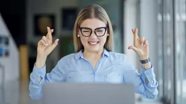 Joven mujer rubia trabajadora de negocios usando portátil con gesto ganador en la oficina - Imágenes, Vídeo