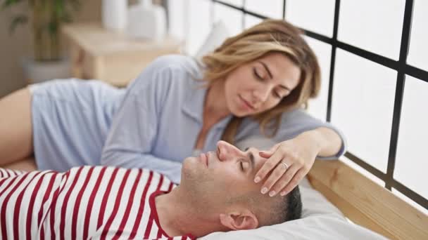 Hombre y mujer pareja acostados en la cama besándose mientras duermen en el dormitorio - Imágenes, Vídeo