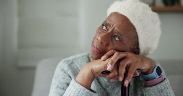 Σπίτι, σκέψη και ηλικιωμένη γυναίκα με κατάθλιψη, θλιβερή και ψυχική υγεία με συνταξιοδότηση, Αλτσχάιμερ ή μνήμη. Ηλικιωμένη γυναίκα, άγχος ή συνταξιούχος με λύπη, αίσθημα μοναξιάς ή απώλεια με νοσταλγία. - Πλάνα, βίντεο