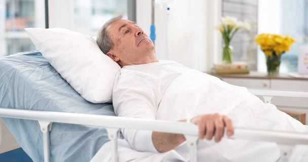 Człowiek, rak i pacjent w szpitalnym łóżku myślący o opiece zdrowotnej, odnowy biologicznej i uzdrowieniu w klinice po operacji. Leczenie, chorzy i osoby z problemami zdrowotnymi w hospicjum na odwyku na OIOM-ie. - Zdjęcie, obraz