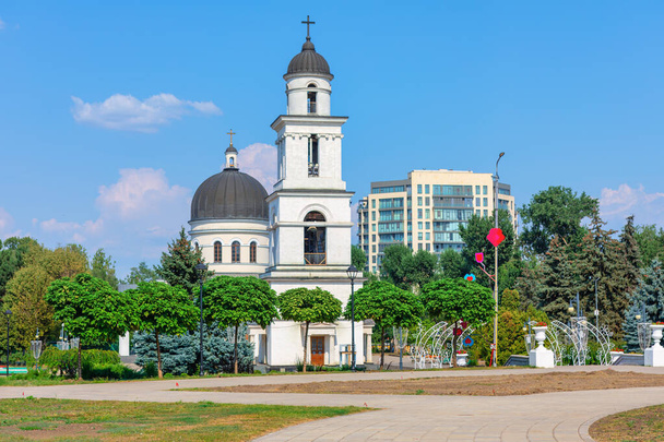 Центральний парк собор в Кишиневі Молдова. Церква в місті  - Фото, зображення