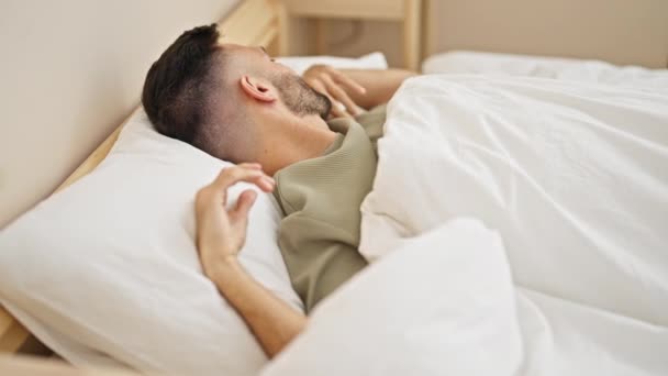jonge Spaanse man liggend op bed lijden slapeloosheid in de slaapkamer - Video
