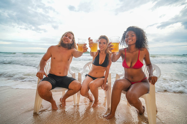 Gente activa divirtiéndose en la playa
 - Foto, Imagen