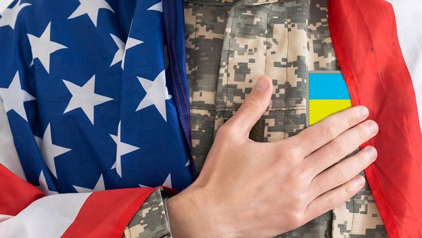 Ουκρανός στρατιωτικός με σημαία ΗΠΑ. - Φωτογραφία, εικόνα