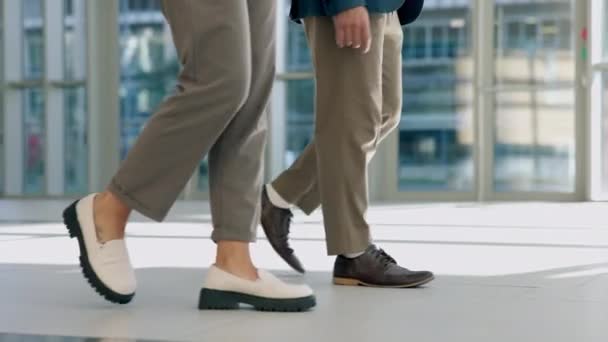 Beine, Büro und Fuß Geschäftsleute zusammen für Arbeit, berufliches Engagement oder Zusammenarbeit. Fußboden, Füße oder Schuhe von Mitarbeitern am Arbeitsplatz für eine Karriere oder einen Job in einem Unternehmen. - Filmmaterial, Video