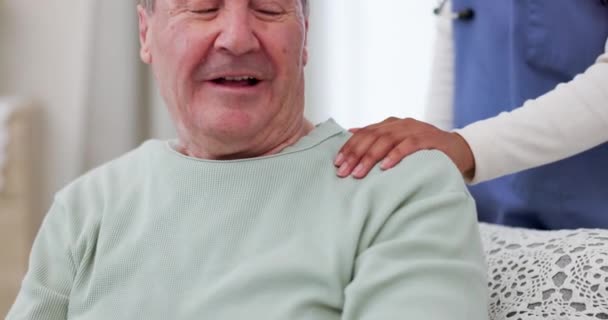 Γέρος, χέρι κρατώντας ή συμβουλεύοντας μια νοσοκόμα για υποστήριξη ή ενσυναίσθηση για την υγειονομική περίθαλψη βοήθεια για τη θεραπεία του καρκίνου. Κλείσιμο, ψυχολογία ή χαρούμενος ηλικιωμένος ασθενής σε συμβουλευτική με φροντιστή στο γηροκομείο. - Πλάνα, βίντεο