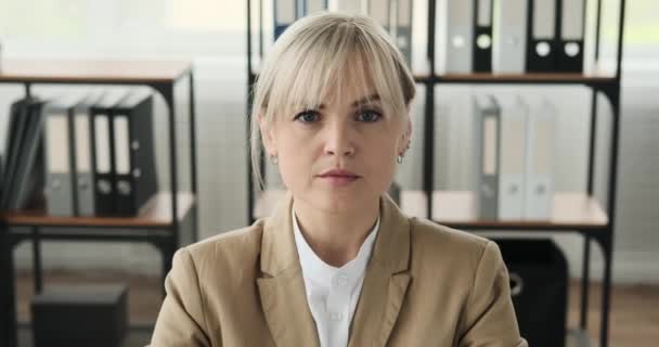 Confident Caucasian female entrepreneur, who meets the cameras gaze with poise and self-assurance. With a determined expression, she exudes the spirit of entrepreneurship. - Materiał filmowy, wideo