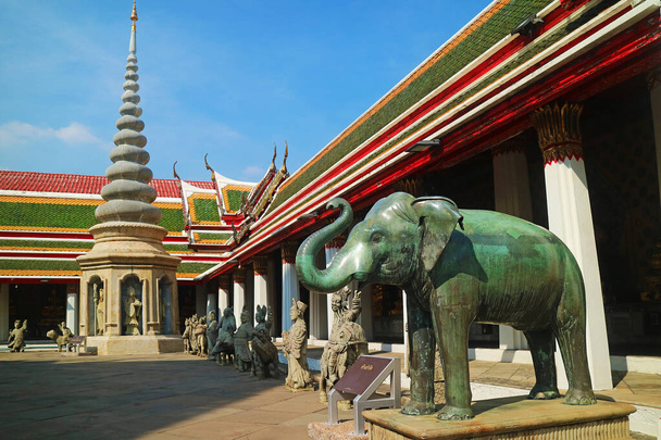 Oszałamiający klasztor Wat Arun Temple z piękną brązową rzeźbą słonia i figurkami z kamienia balastowego, Bangkok, Tajlandia - Zdjęcie, obraz