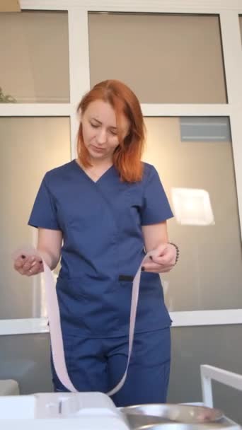 Κατακόρυφο βίντεο καρδιολόγου που εξετάζει μια καρδιά ασθενούς. Πρόληψη καρδιαγγειακών παθήσεων. Κάθετη βίντεο - Πλάνα, βίντεο