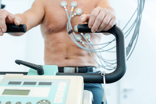 A beteg mozgása közben EKG álló kerékpáron - Fotó, kép