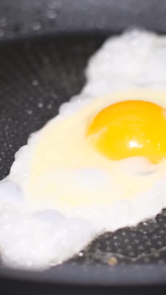 Ovos mexidos, omelete numa panela quente com óleo aquecido. Um pequeno-almoço saudável. Alimentação Saudável. Vídeo vertical - Filmagem, Vídeo