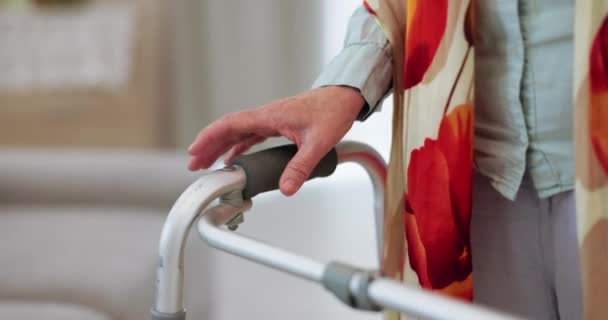 Oudere vrouw, handen en wandelhulp of metalen wandelstok voor evenwicht, ondersteuning of mobiliteit in bejaardentehuis of verpleeghuis. Oudere patiënt, close-up en bejaarde met een handicap of looprek voor artritis. - Video